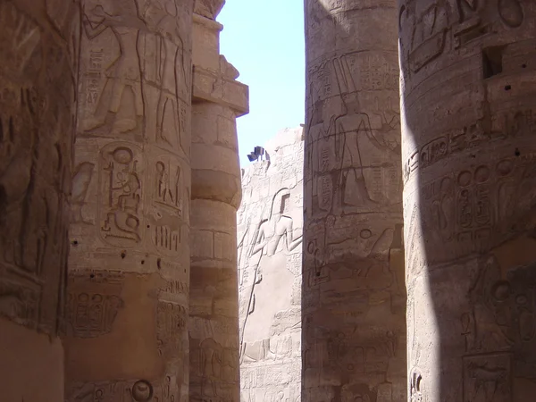 Enormes colunas no templo egypt — Fotografia de Stock