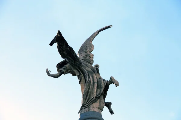 Escultura anjo caído — Fotografia de Stock