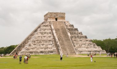 Tüylü yılan piramit