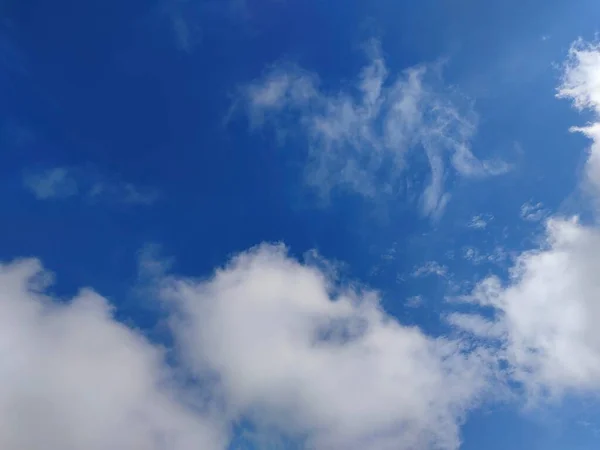 Czyste Błękitne Niebo Białymi Chmurami — Zdjęcie stockowe