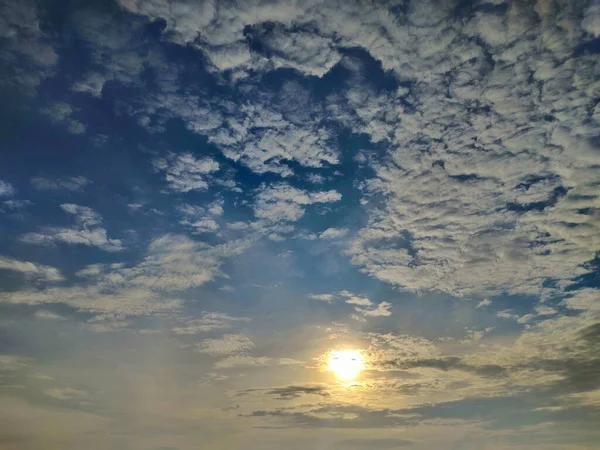 Beau Lever Soleil Avec Ciel Bleu Nuages Blancs — Photo