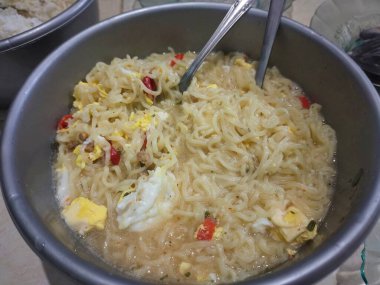 Tavuk yumurtalı büyük porsiyon hazır erişte.