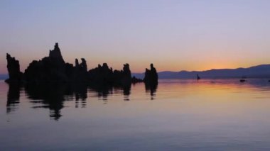 Mono Gölü gündoğumu yansıma