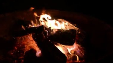 Geceleri şenlik ateşi