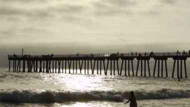 iki kız sahilde yatılı boogie