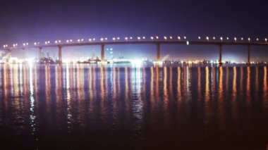 Coronado Köprüsü'nde gece.