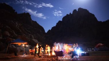 Çölde kamp zaman sukut kudurmuş