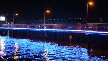 gece iskele ve yansıma