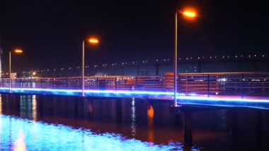gece iskele ve yansıma