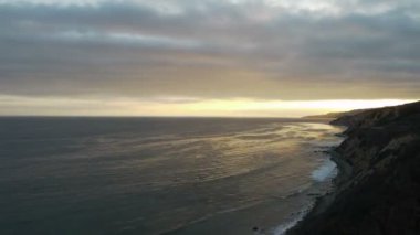 Günbatımı okyanus üzerinde uçuruma