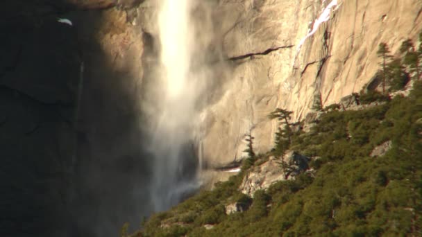 Yosemiten-Wasserfall — Stockvideo