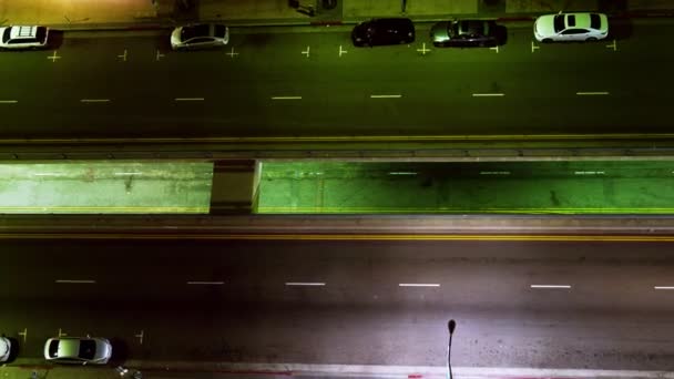 Nachtverkehr auf der Straße. — Stockvideo