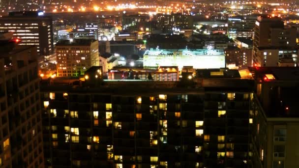 Miejski budynek mieszkalny noc — Wideo stockowe