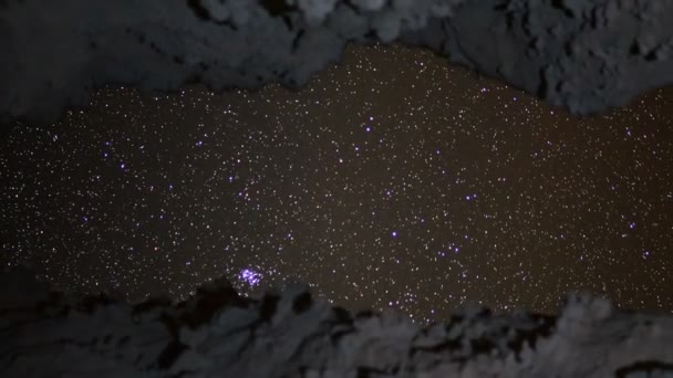 Вселенная видна сквозь пещеру — стоковое видео