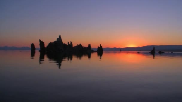 Riflessione sull'alba del lago Mono — Video Stock