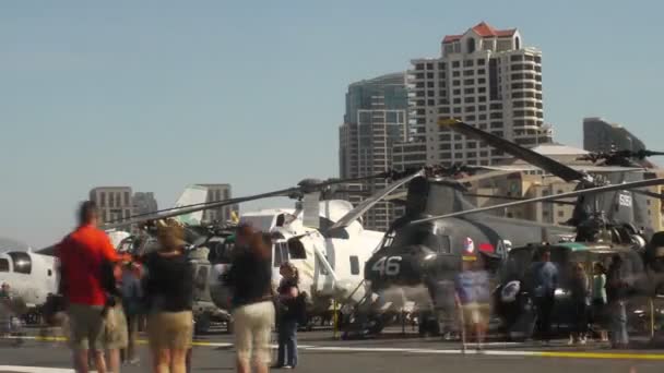 Helikoptery w uss midway — Wideo stockowe