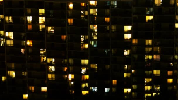Miejski budynek mieszkalny noc — Wideo stockowe