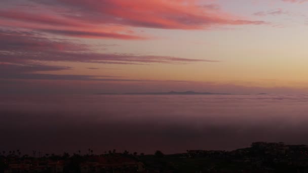 Nachglühen des Sonnenuntergangs und Nebel an der Küste — Stockvideo