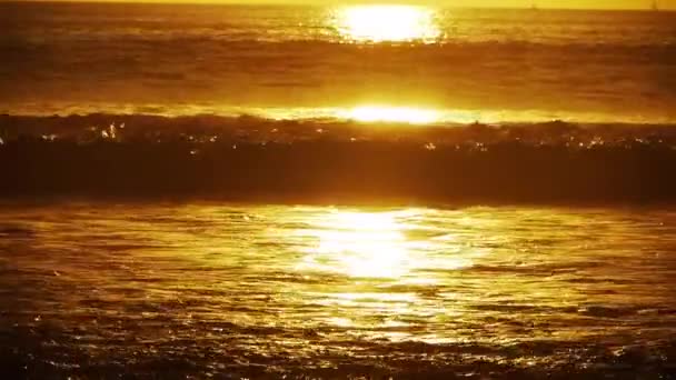 Золотий гуркіт хвиль на заході сонця — стокове відео