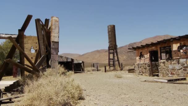 Город-призрак в пустыне — стоковое видео