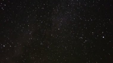 yıldızlı gökyüzü üzerinde çöl manzarası