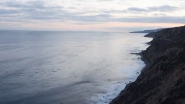 Günbatımı okyanus üzerinde uçuruma