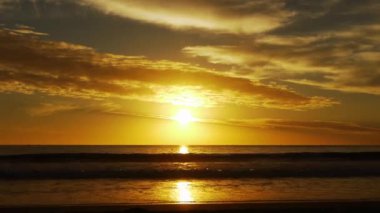 gün batımında Golden beach