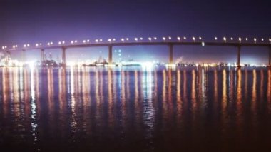 Coronado Köprüsü'nde gece.