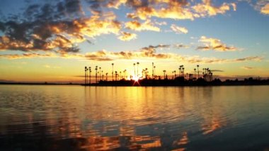 günbatımı lagün ada üzerinde