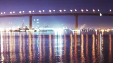 Coronado Köprüsü'nde gece.