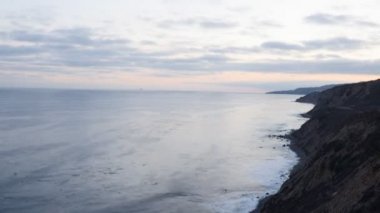 Günbatımı okyanus üzerinde uçuruma