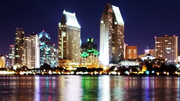 San Diego Skyline et réflexion la nuit — Video