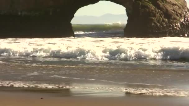 Формирование естественной арки на пляже — стоковое видео