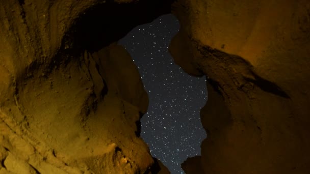 Caverna do buraco da fechadura e estrelas — Vídeo de Stock