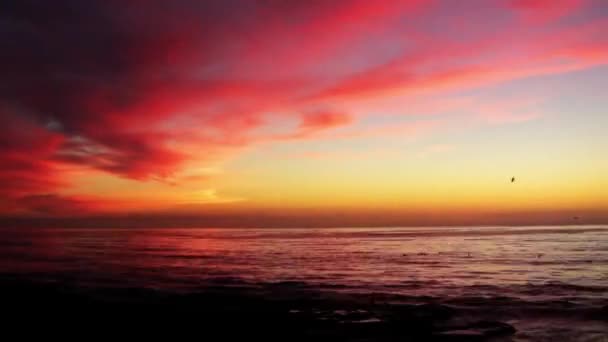 Nachglühen des Sonnenuntergangs am Meer — Stockvideo