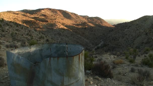 Ruina minera al amanecer en Joshua Tree — Vídeo de stock