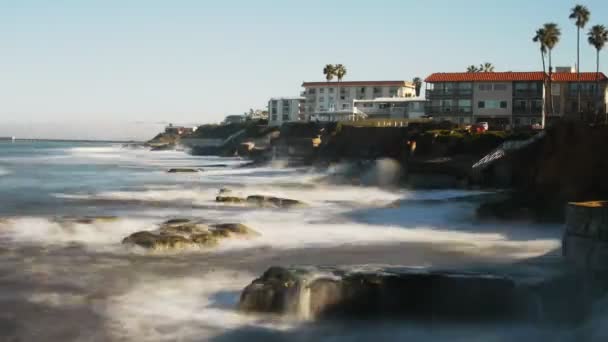 Playa y olas que se estrellan — Vídeos de Stock