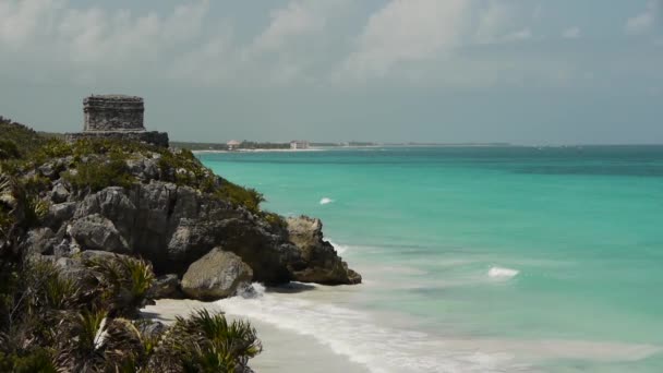 Ruiny Majów tulum na tropikalnej plaży — Wideo stockowe