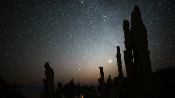 Sterrenhemel boven tufsteen vorming in mono lake — Stockvideo