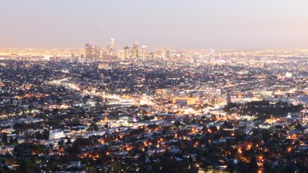 Στο κέντρο της πόλης Λος Άντζελες στον ορίζοντα Λυκόφως — Αρχείο Βίντεο