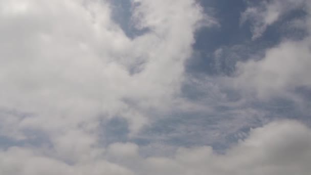 Nubes sobre el cielo azul — Vídeos de Stock