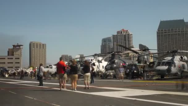 Helikoptery w uss midway — Wideo stockowe