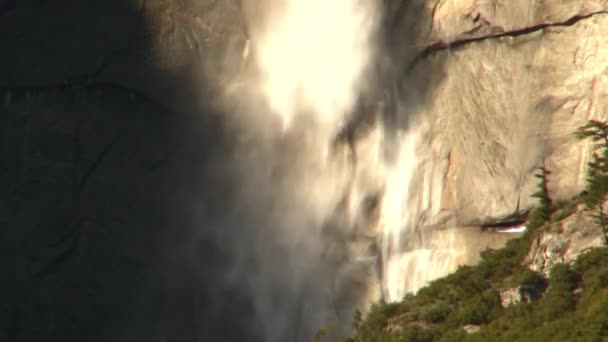 Yosemiten-Wasserfall — Stockvideo