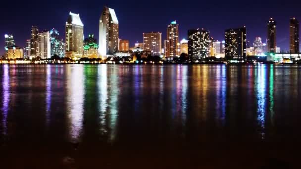 サンディエゴのスカイラインと夜の反射 — ストック動画