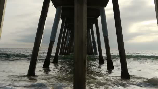 Muelle en la playa — Vídeo de stock