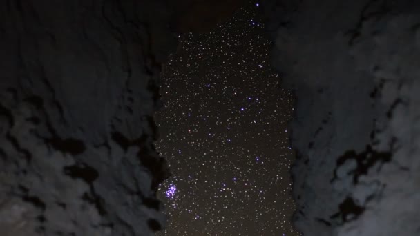 Universum durch Höhle gesehen — Stockvideo