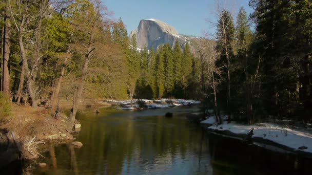 Cúpula Media en el Parque Nacional Yosemite — Vídeo de stock