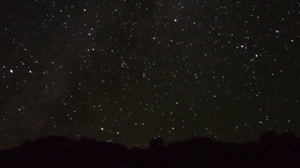 Céu estrelado sobre a paisagem do deserto — Vídeo de Stock