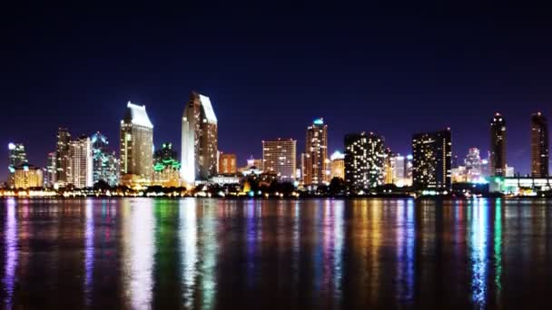 San diego skyline en reflectie nachts — Stockvideo