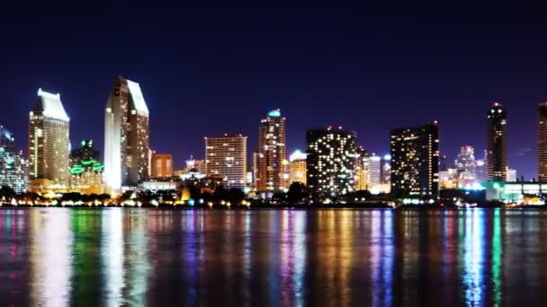 San diego skyline und spiegelung in der nacht — Stockvideo